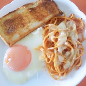 スパゲッティー&目玉焼きのトーストプレート